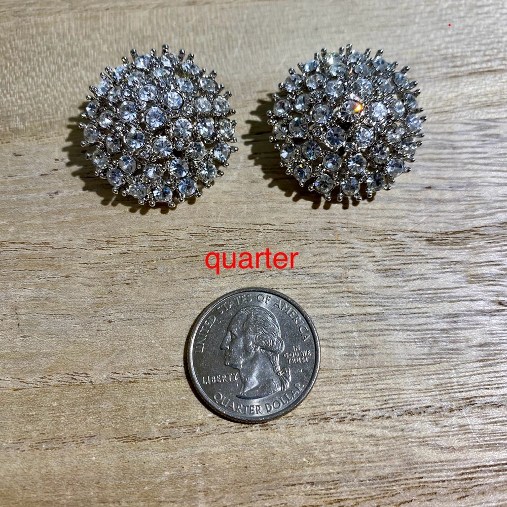 ST JOHN - VINTAGE - Large Round Cluster Crystal Rhinestone Clip-on Earrings - Picture 4 of 5